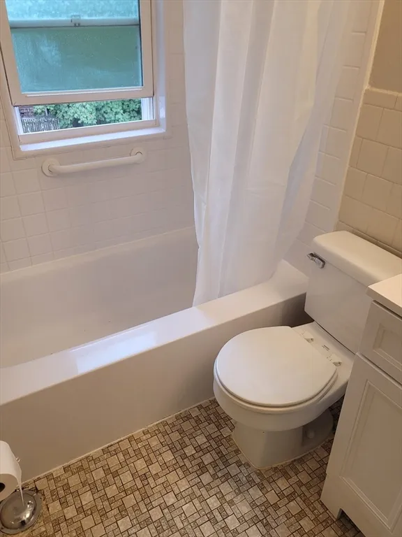 2 bed, 1 bath apartment for rent at 129 Uncatena Ave Unit L, Greendale — photo 6 of 12
