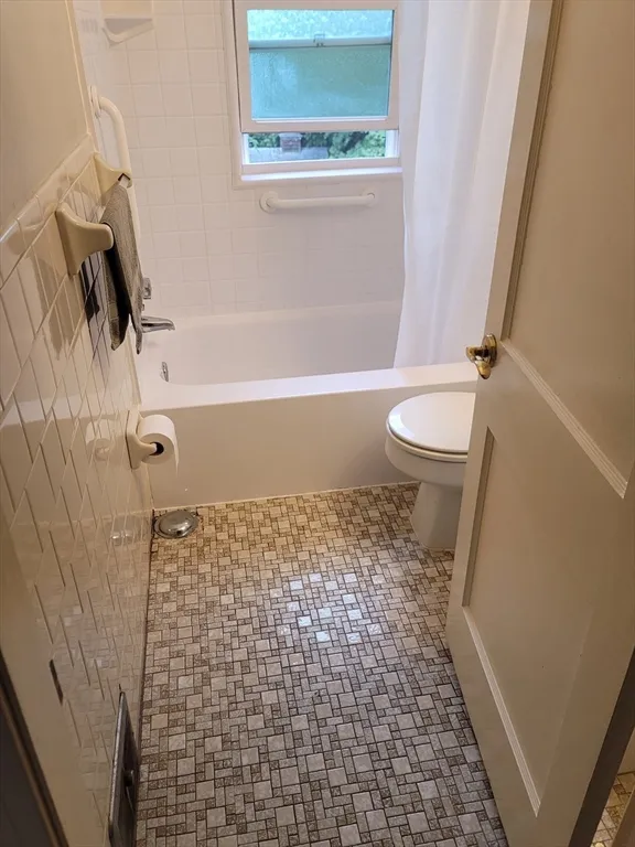2 bed, 1 bath apartment for rent at 129 Uncatena Ave Unit L, Greendale — photo 7 of 12