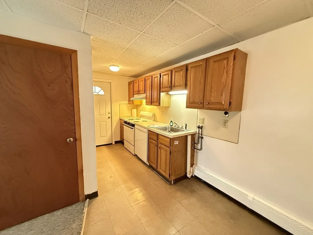 1 bed, 1 bath apartment for rent at 12A Hammond St Unit A, Waltham — photo 9 of 10