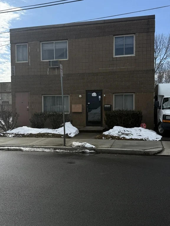 1 bed, 1 bath apartment for rent at 12A Hammond St Unit A, Waltham — photo 1 of 10