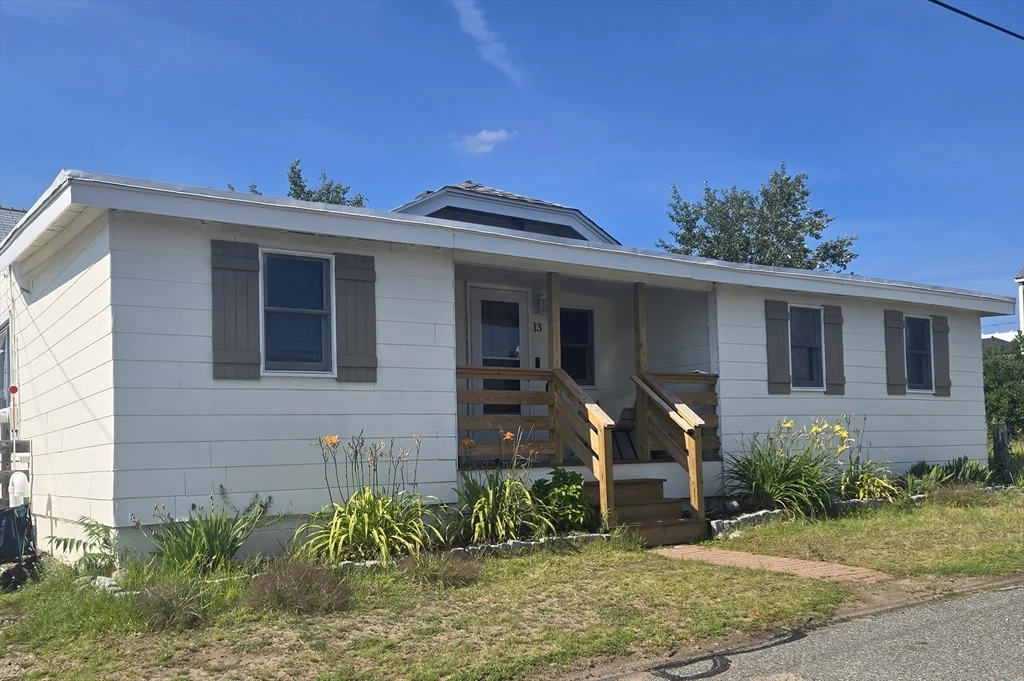 3 bed, 1 bath apartment for rent at 13 55th St Unit WINTER, Plum Island — photo 1 of 21