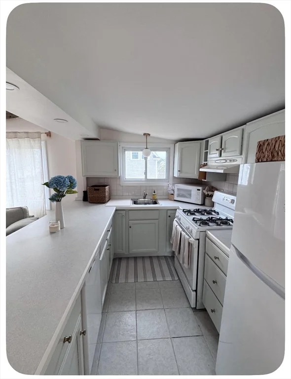 3 bed, 1 bath apartment for rent at 13 55th St Unit WINTER, Plum Island — photo 2 of 21