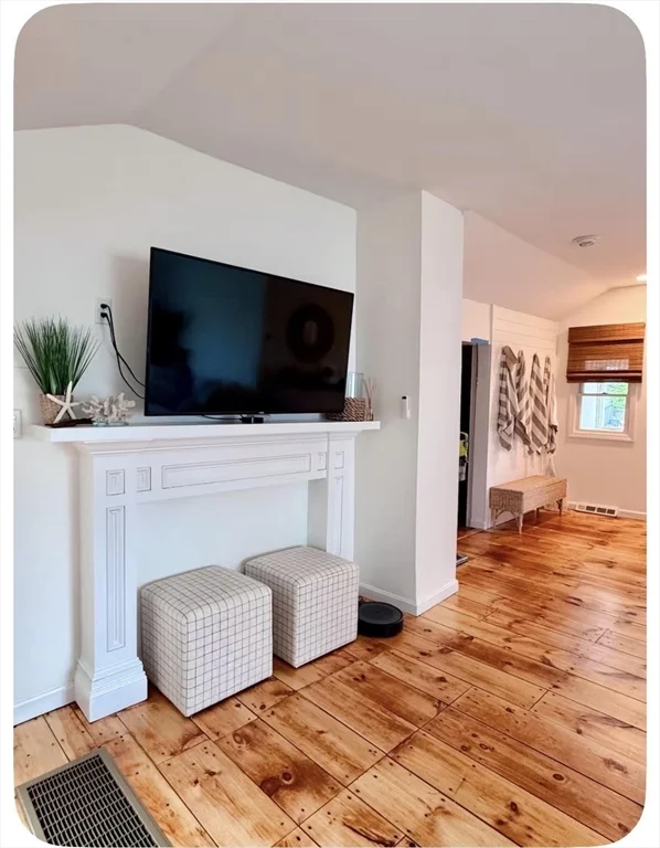 3 bed, 1 bath apartment for rent at 13 55th St Unit WINTER, Plum Island — photo 4 of 21