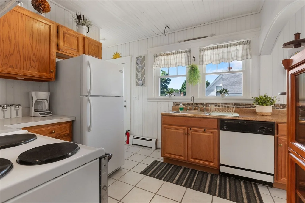 7 bed, 1 bath apartment for rent at 13 5th St, Wareham — photo 11 of 42