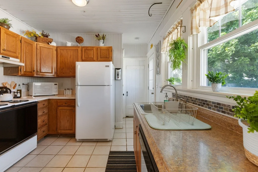 7 bed, 1 bath apartment for rent at 13 5th St, Wareham — photo 13 of 42