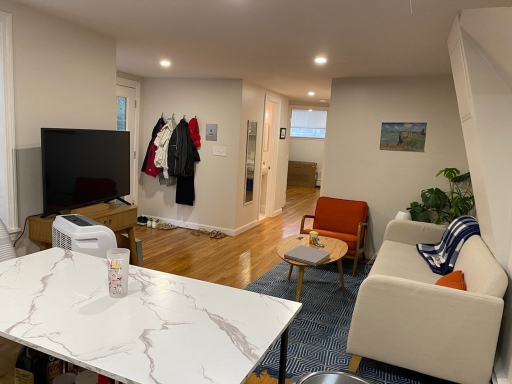 2 bed, 2 bath apartment for rent at 13 Anderson St Unit B, Beacon Hill — photo 3 of 11