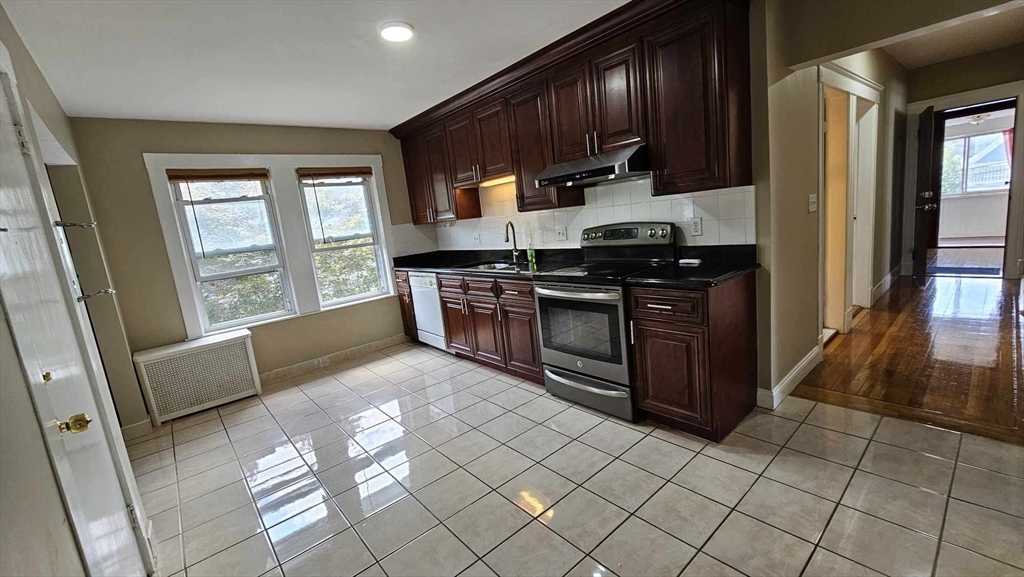 4 bed, 1 bath apartment for rent at 13 Beacon St Unit 13, Quincy — photo 4 of 20