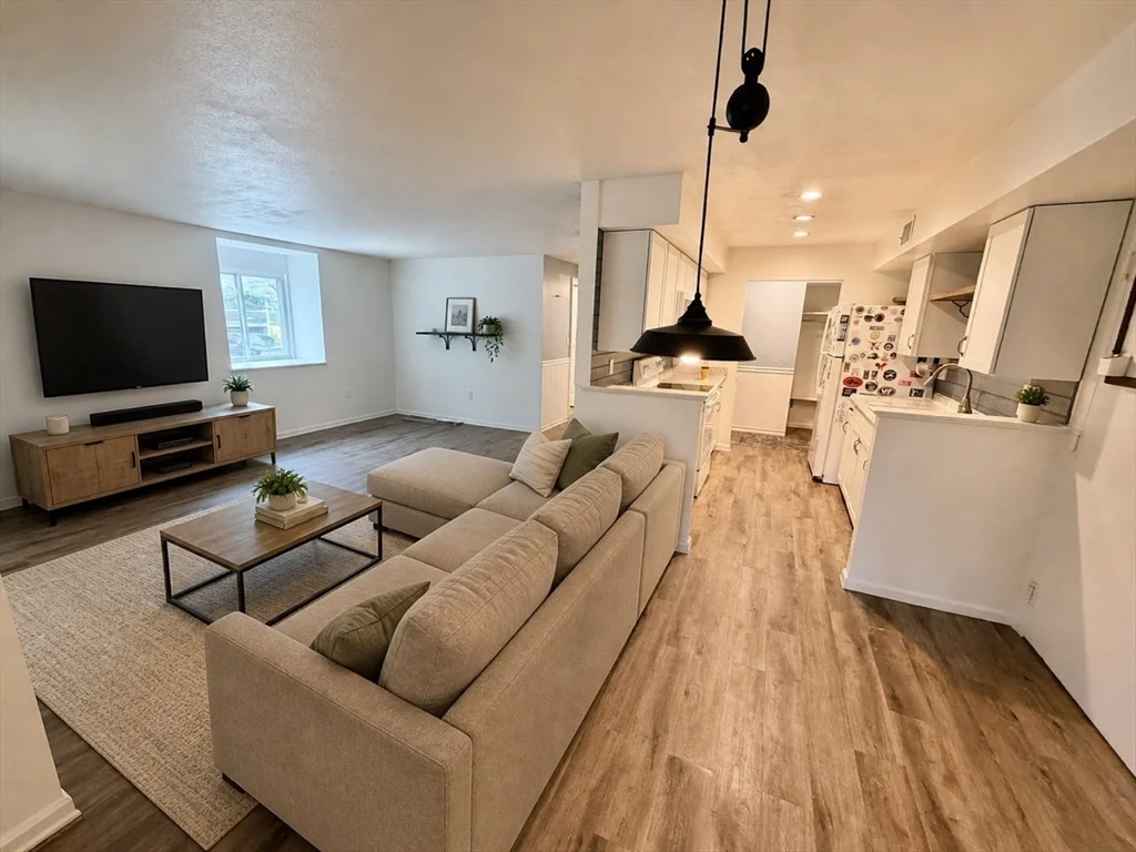 2 bed, 1 bath apartment for rent at 13 Beals Cove Rd Unit K, Hingham — photo 2 of 7