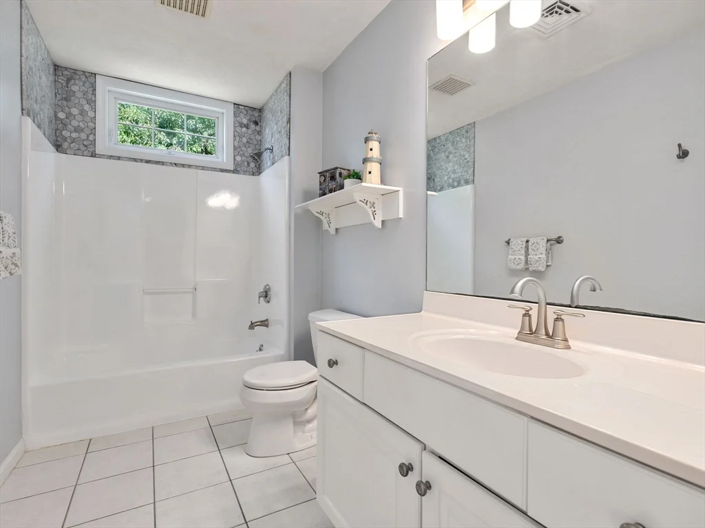 4 bed, 2 bath apartment for rent at 13 Breakneck Hill Rd Unit 1, Hopkinton — photo 34 of 37