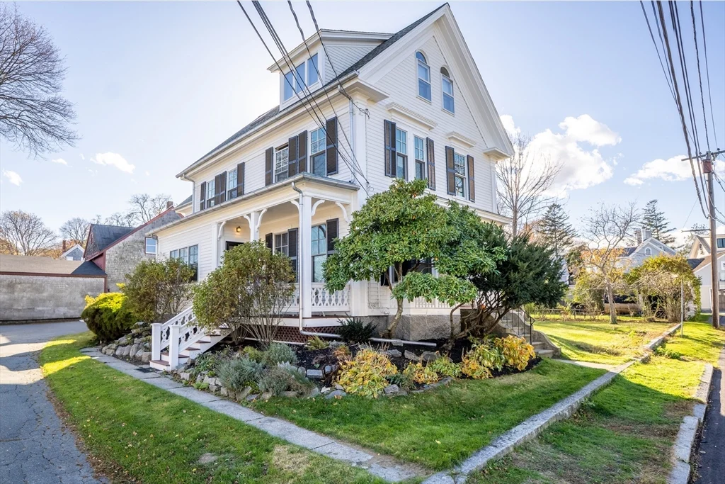 2 bed, 1 bath apartment for rent at 13 Broadway Ave Unit 1, Rockport