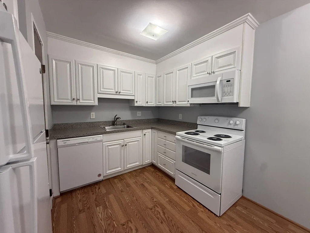 2 bed, 1 bath apartment for rent at 13 Chapel Hill Dr Unit 9, Braintree Highlands — photo 2 of 12