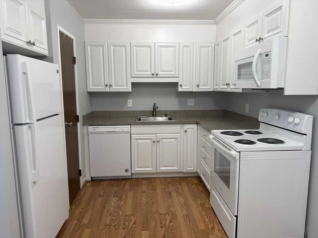 2 bed, 1 bath apartment for rent at 13 Chapel Hill Dr Unit 9, Braintree Highlands — photo 3 of 12