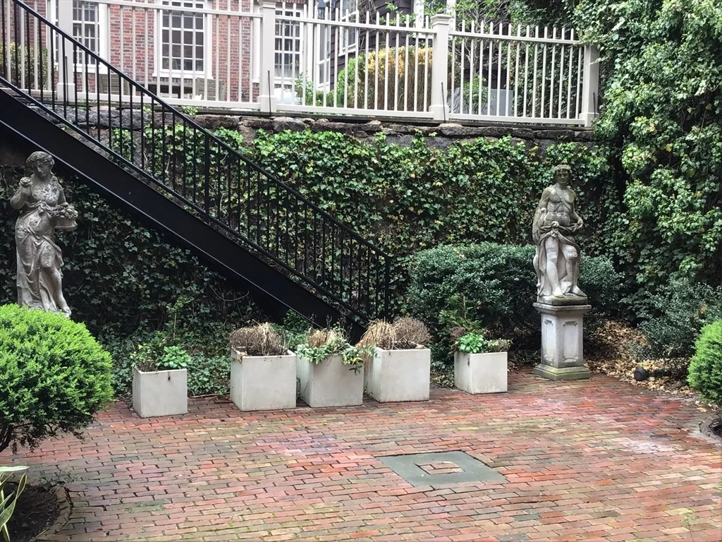 4 bed, 3 bath apartment for rent at 13 Chestnut St Unit 1, Beacon Hill — photo 24 of 25