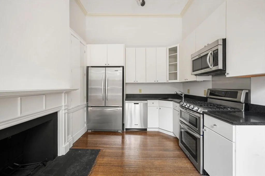 4 bed, 3 bath apartment for rent at 13 Chestnut St Unit 1, Beacon Hill — photo 10 of 25