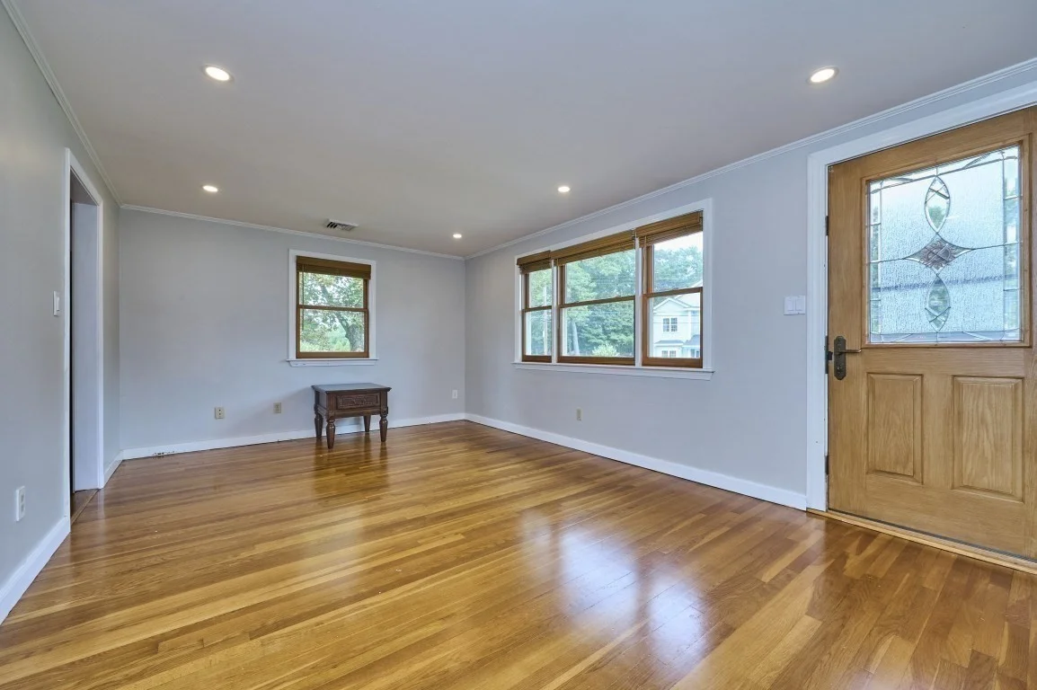 3 bed, 1 bath apartment for rent at 13 Forbes Ave, Burlington — photo 3 of 28