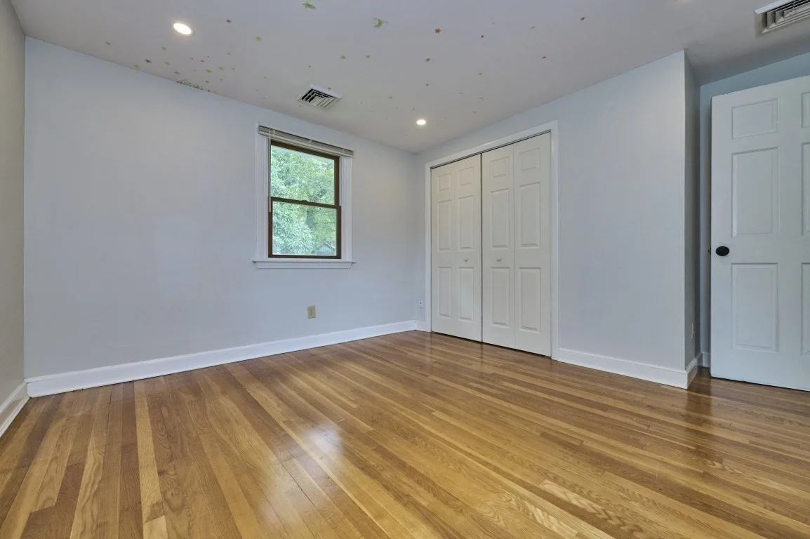 3 bed, 1 bath apartment for rent at 13 Forbes Ave, Burlington — photo 13 of 28