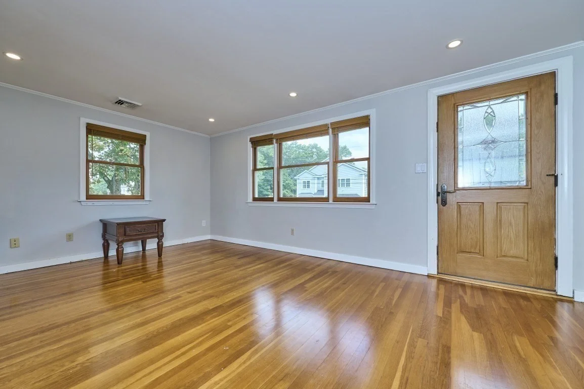 3 bed, 1 bath apartment for rent at 13 Forbes Ave, Burlington — photo 4 of 28
