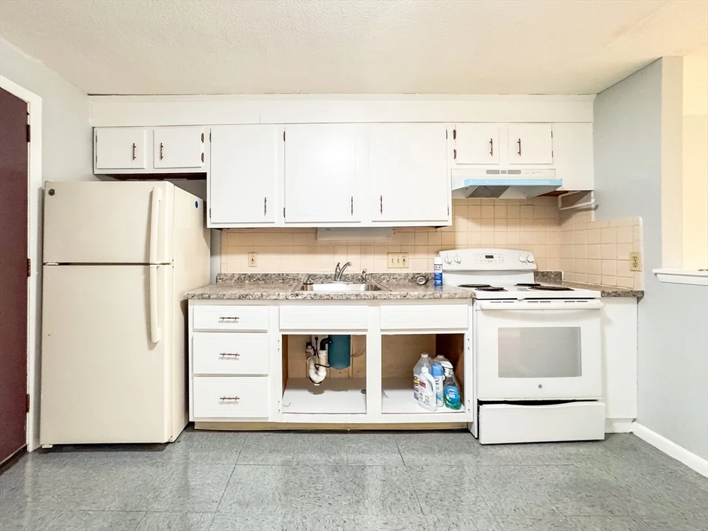 1 bed, 1 bath apartment for rent at 13 Granite St Unit 11, Methuen — photo 2 of 11