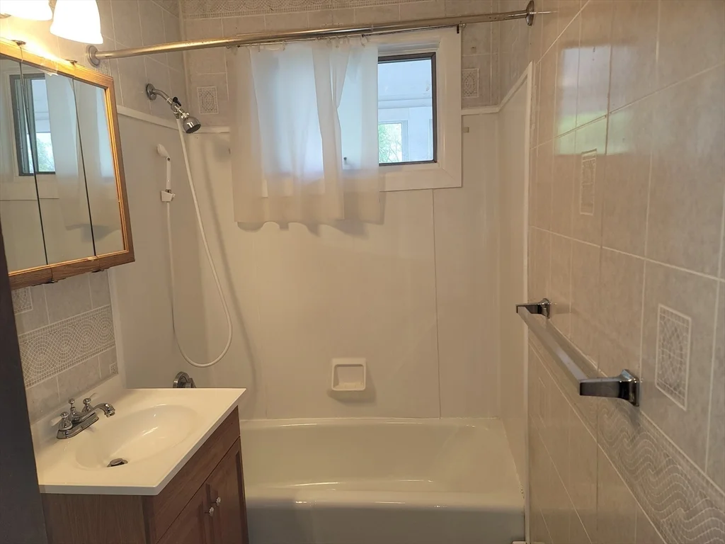 2 bed, 1 bath apartment for rent at 13 Hartley Unit 2L, Webster — photo 6 of 7