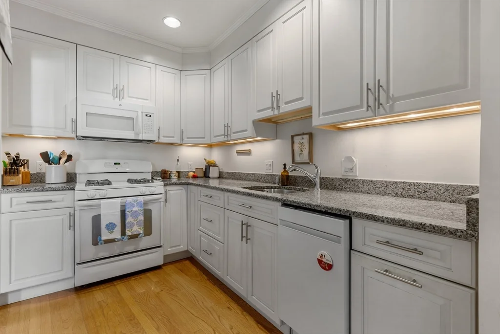 2 bed, 1 bath apartment for rent at 13 Harvard Unit 2, Charlestown — photo 6 of 19