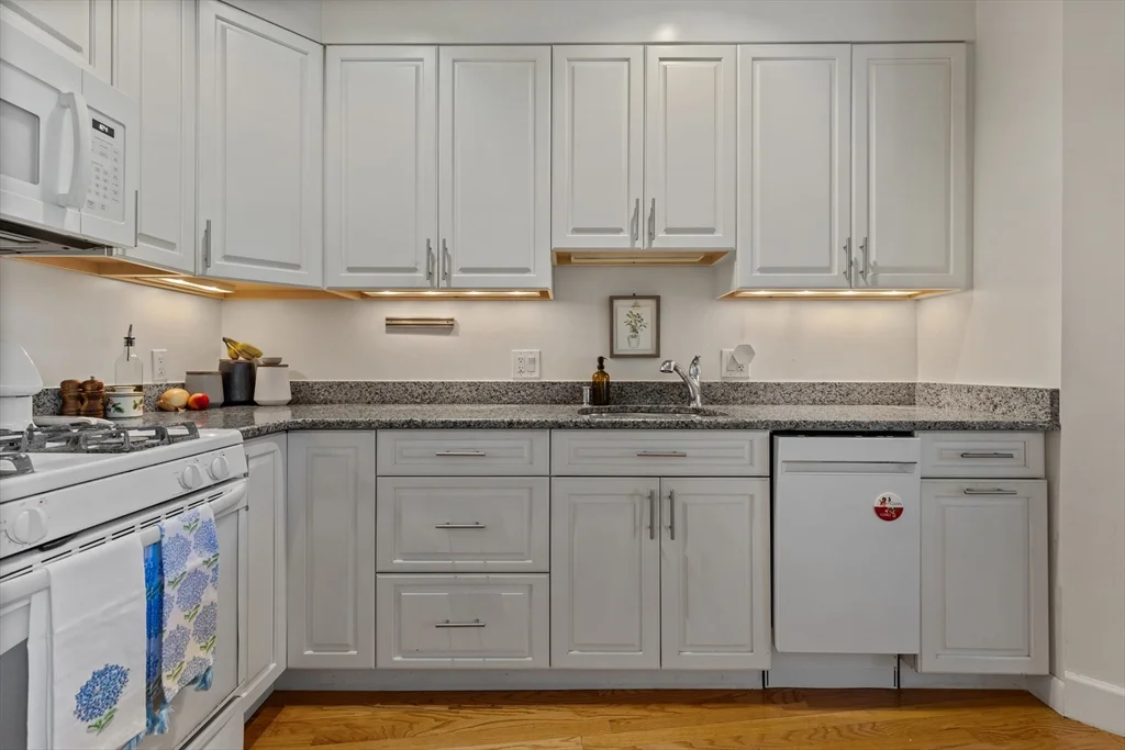 2 bed, 1 bath apartment for rent at 13 Harvard Unit 2, Charlestown — photo 7 of 19