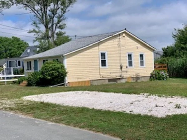 3 bed, 1 bath apartment for rent at 13 Hathaway St, Sconticut Neck — photo 3 of 36