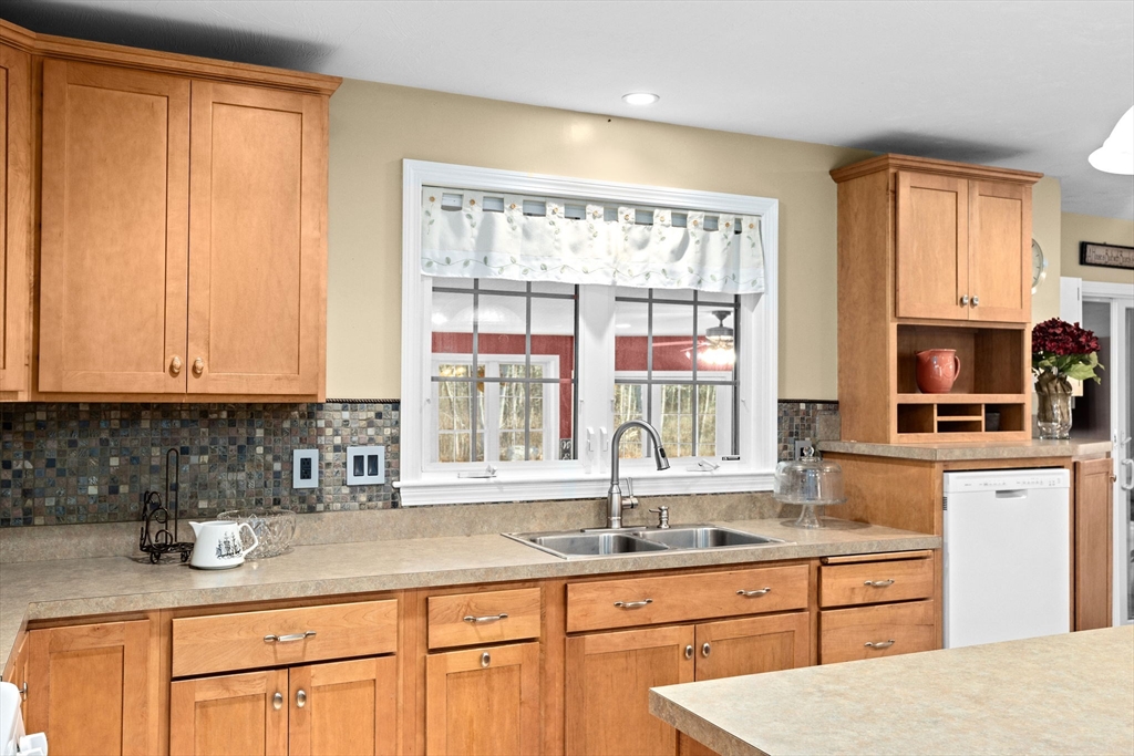 4 bed, 2 bath apartment for rent at 13 King Philip Way, East Freetown — photo 11 of 41