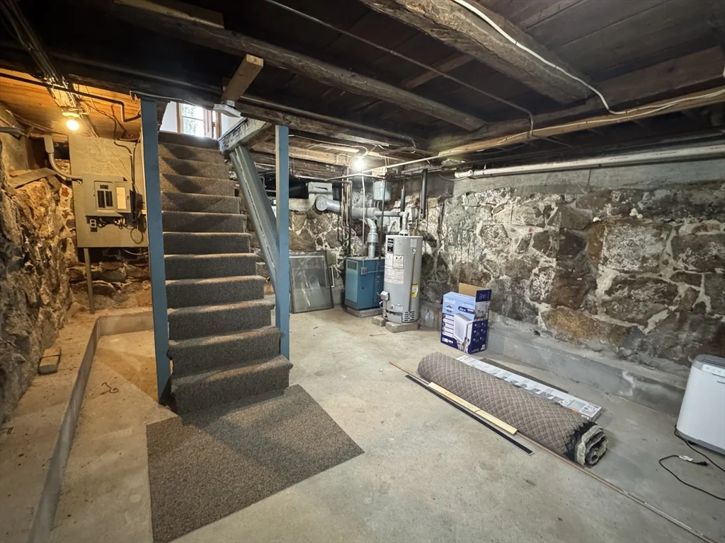 2 bed, 1 bath apartment for rent at 13 Lovett St, Beverly — photo 9 of 17
