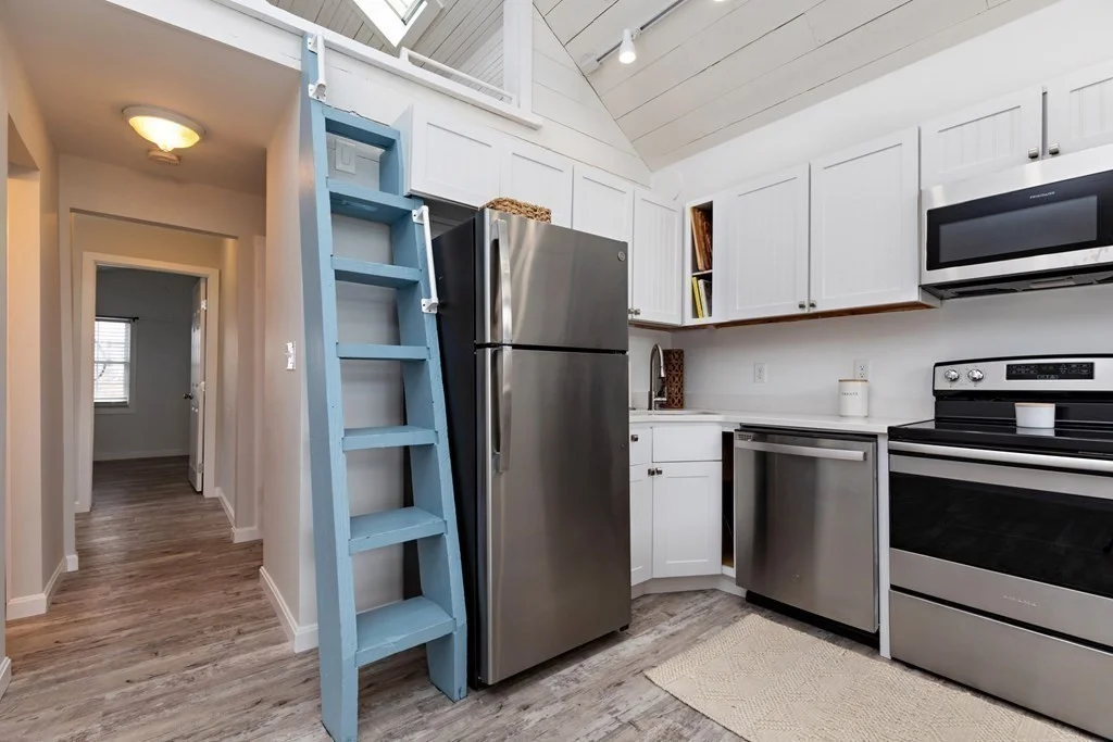 2 bed, 1 bath apartment for rent at 13 Moreland Ave Unit 1, Hull — photo 9 of 28