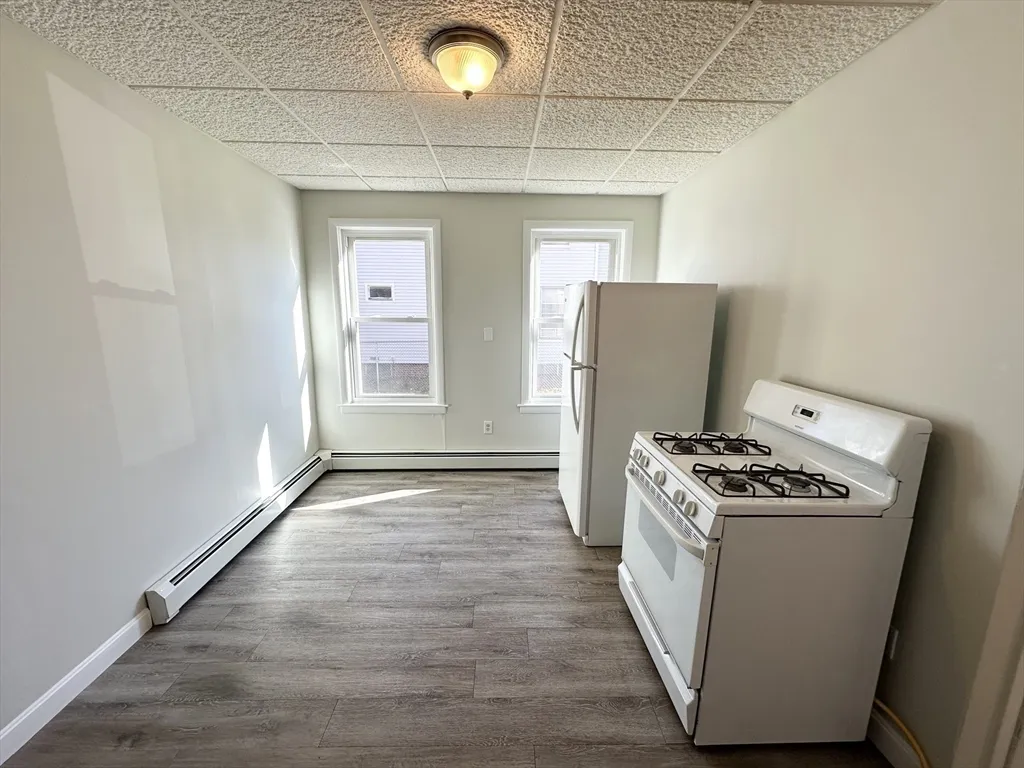 2 bed, 1 bath apartment for rent at 13 New Hampshire Ave Unit 1, Haverhill — photo 5 of 9