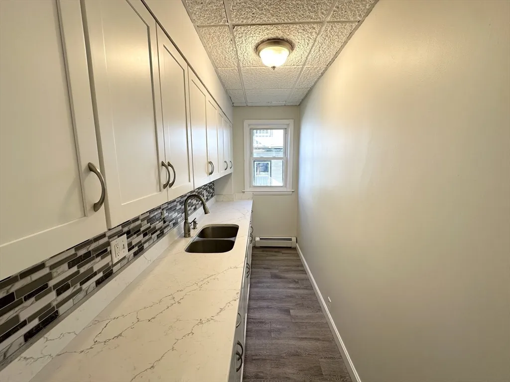 2 bed, 1 bath apartment for rent at 13 New Hampshire Ave Unit 1, Haverhill — photo 6 of 9