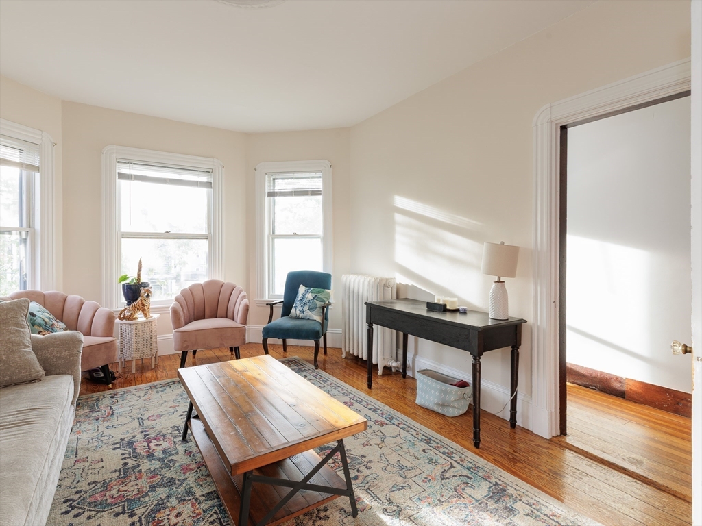 2 bed, 1 bath apartment for rent at 13 Oxford Ave Unit 13, Belmont — photo 4 of 32