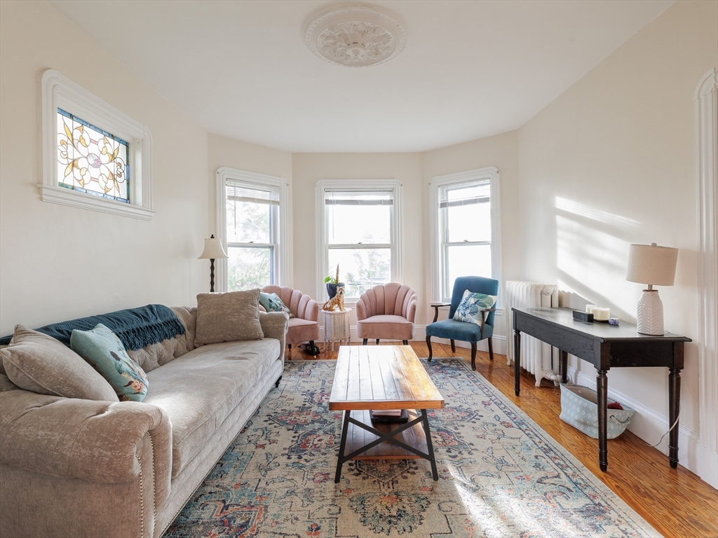 2 bed, 1 bath apartment for rent at 13 Oxford Ave Unit 13, Belmont — photo 3 of 32