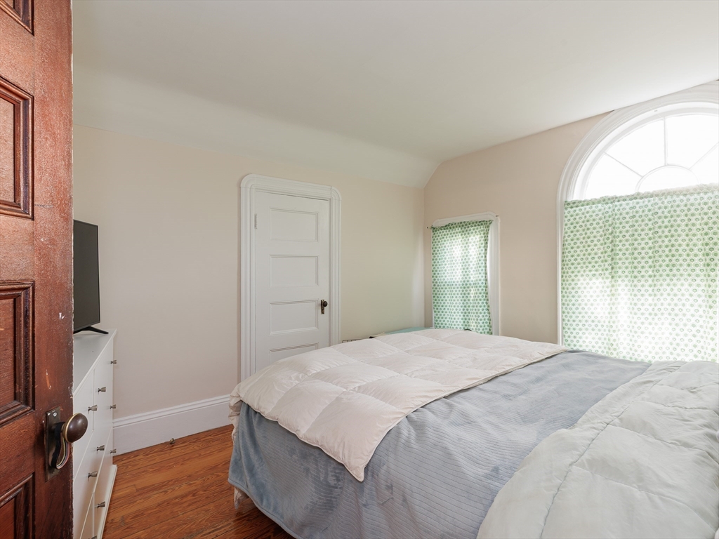 2 bed, 1 bath apartment for rent at 13 Oxford Ave Unit 13, Belmont — photo 24 of 32