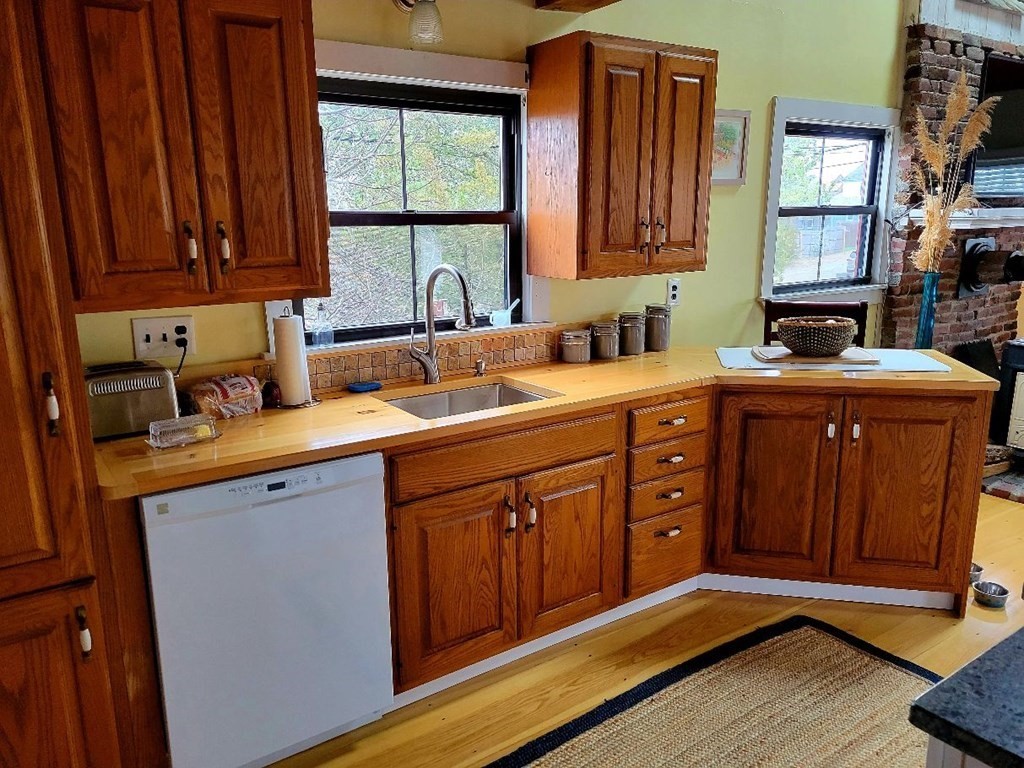3 bed, 1 bath apartment for rent at 13 Plum Island Tpk Unit A, Plum Island — photo 6 of 30