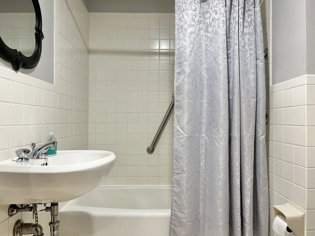 3 bed, 1 bath apartment for rent at 13 Princeton St Unit 2, Powder House Square — photo 5 of 7