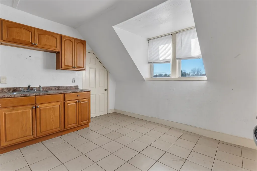 3 bed, 1 bath apartment for rent at 13-R Plain St Unit 3, Taunton — photo 3 of 19