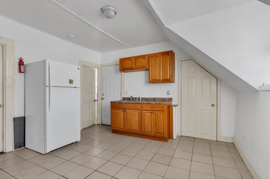 3 bed, 1 bath apartment for rent at 13-R Plain St Unit 3, Taunton — photo 2 of 19