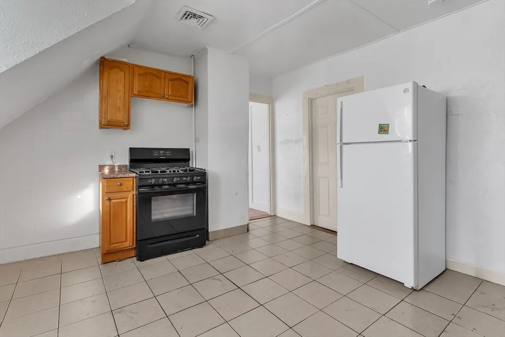 3 bed, 1 bath apartment for rent at 13-R Plain St Unit 3, Taunton — photo 4 of 19