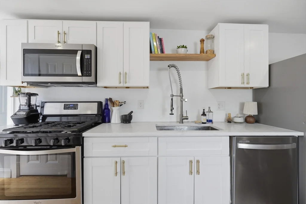 1 bed, 1 bath apartment for rent at 13 Roy St Unit 3, Swampscott — photo 11 of 26