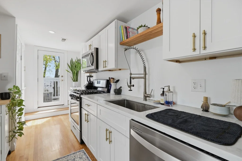 1 bed, 1 bath apartment for rent at 13 Roy St Unit 3, Swampscott — photo 10 of 26