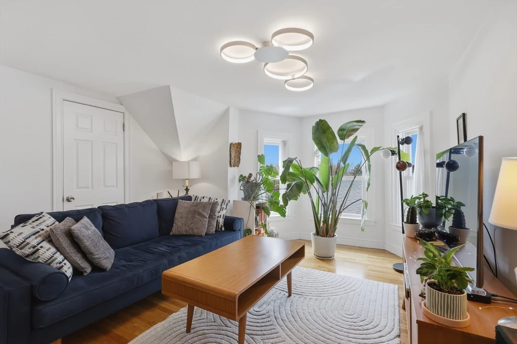 1 bed, 1 bath apartment for rent at 13 Roy St Unit 3, Swampscott — photo 8 of 26