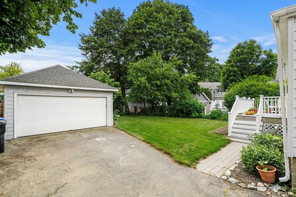4 bed, 1 bath apartment for rent at 13 Sapphire Rd, Marblehead — photo 5 of 36