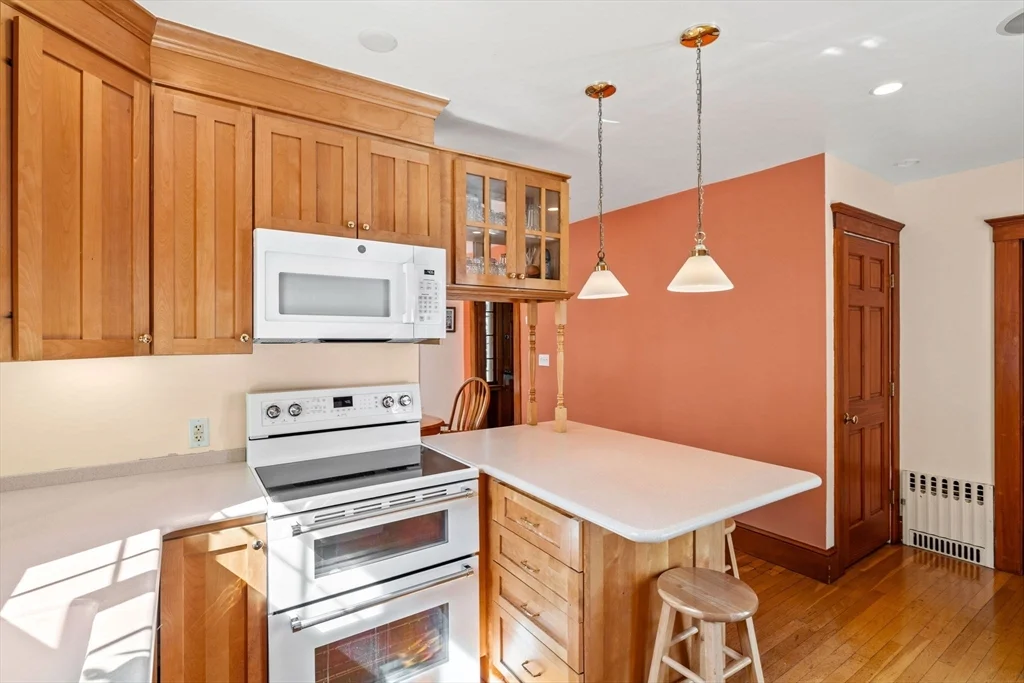 4 bed, 1 bath apartment for rent at 13 Sapphire Rd, Marblehead — photo 18 of 36
