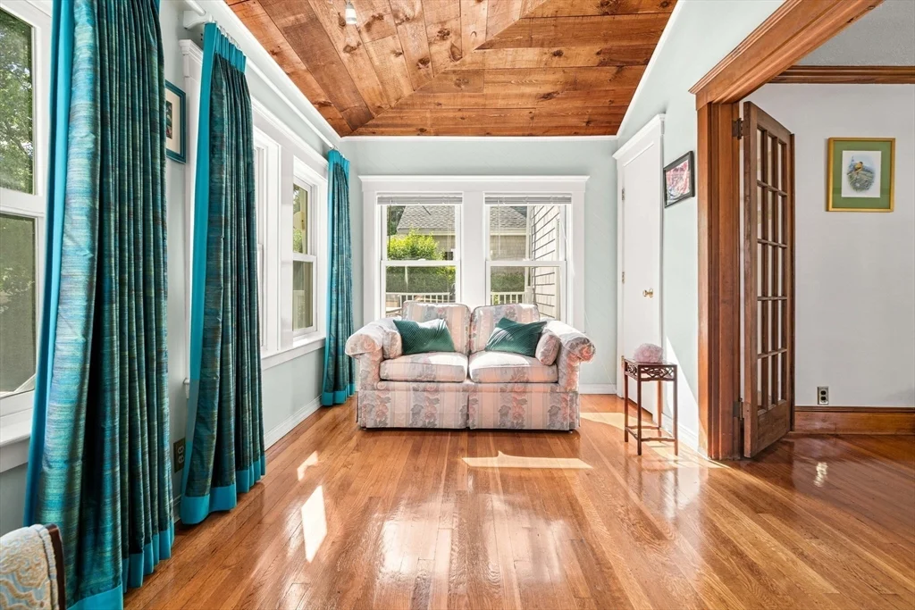 4 bed, 1 bath apartment for rent at 13 Sapphire Rd, Marblehead — photo 11 of 36