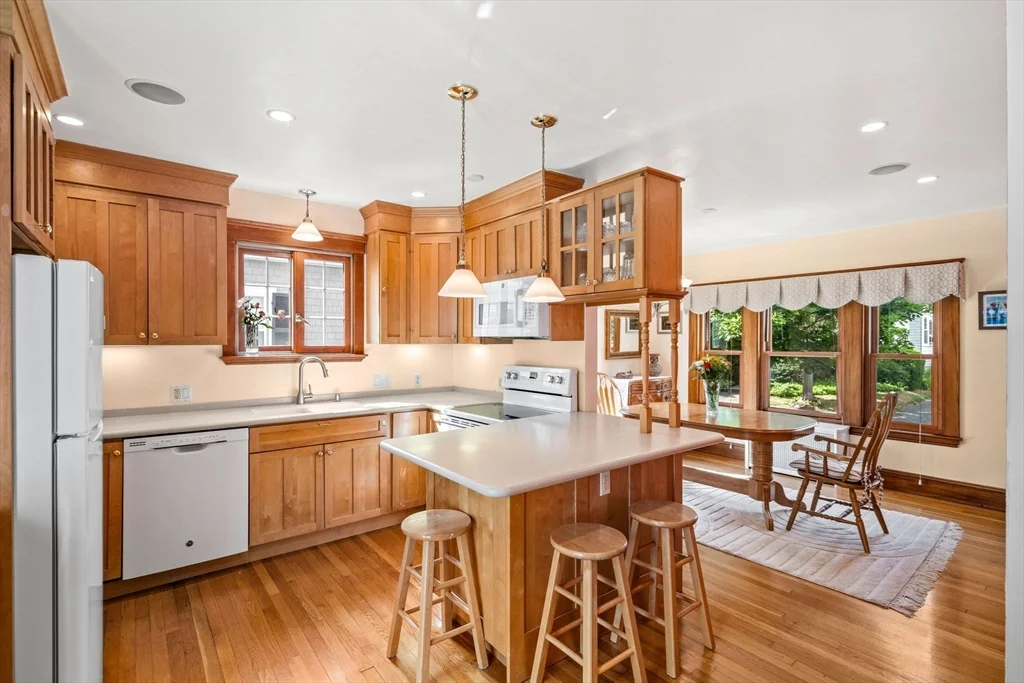 4 bed, 1 bath apartment for rent at 13 Sapphire Rd, Marblehead — photo 16 of 36