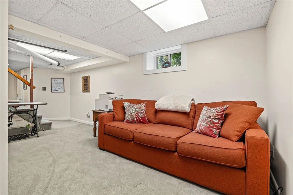 4 bed, 1 bath apartment for rent at 13 Sapphire Rd, Marblehead — photo 31 of 36