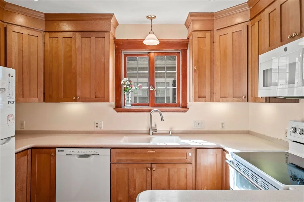 4 bed, 1 bath apartment for rent at 13 Sapphire Rd, Marblehead — photo 17 of 36