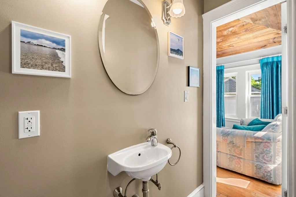 4 bed, 1 bath apartment for rent at 13 Sapphire Rd, Marblehead — photo 12 of 36