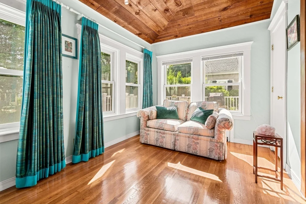 4 bed, 1 bath apartment for rent at 13 Sapphire Rd, Marblehead — photo 10 of 36